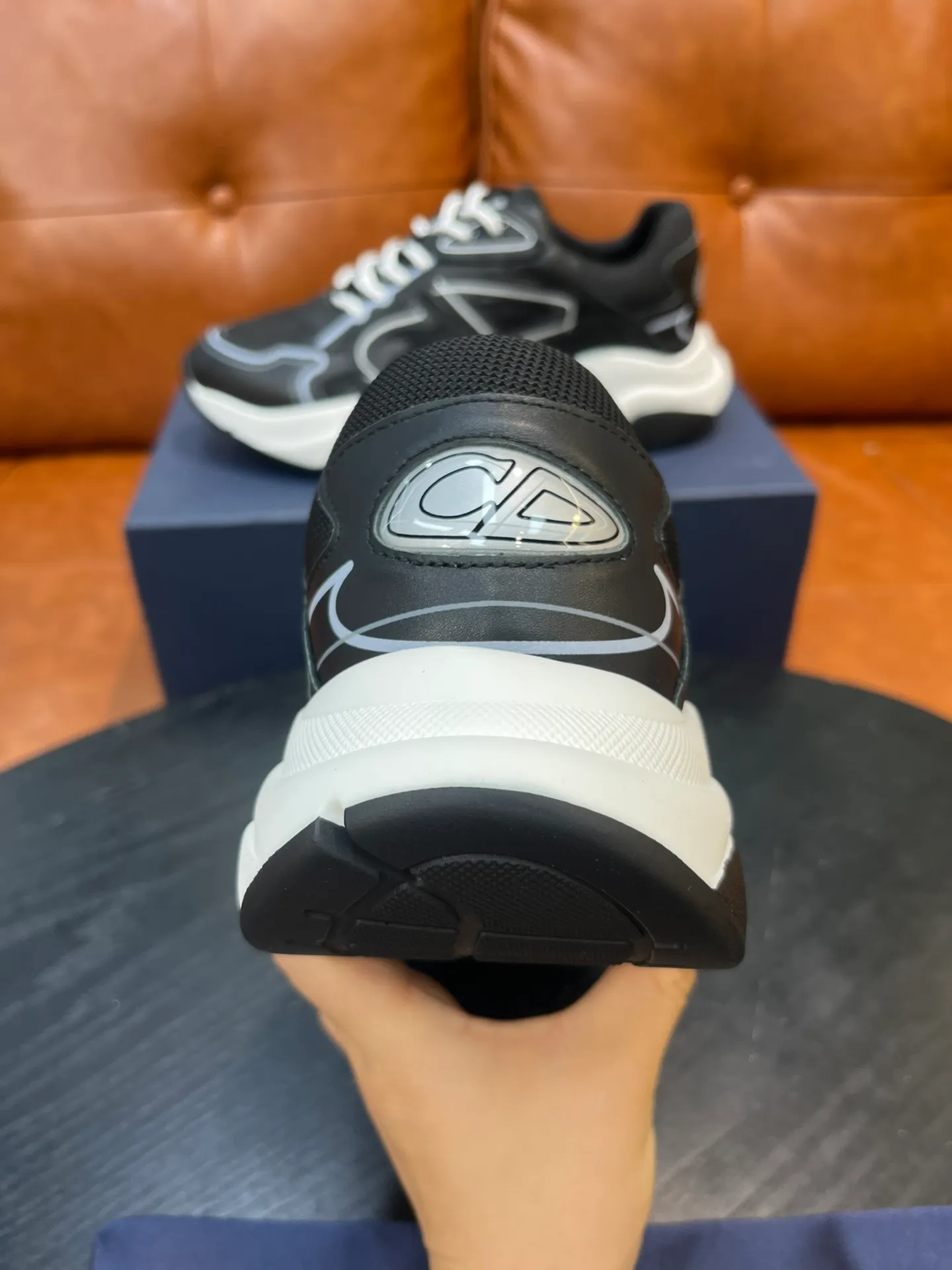 Factory price 540💰Dior B22 men's jogging fashion sneakers. This item draws inspiration from retro jogging shoes. It adopts a thick low-top design, with an upper made of leather and mesh fabric, and a black and white engraved rubber sole. Decorated with an embossed "CD" logo on the side. Code number: 39-44